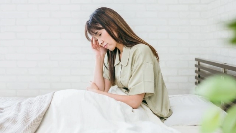 ストレスによる不眠に悩む女性