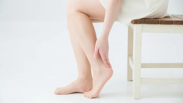 足の浮腫みに悩む女性