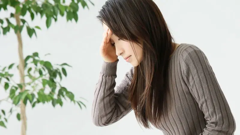 町田で頭痛のマッサージを受ける女性