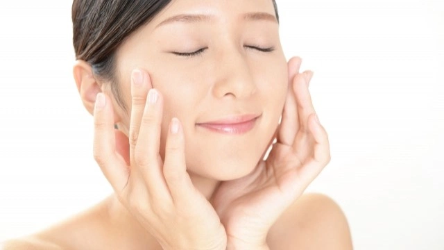 美容鍼の効果を実感する女性