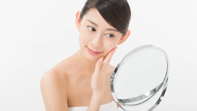 顔のたるみに悩む女性
