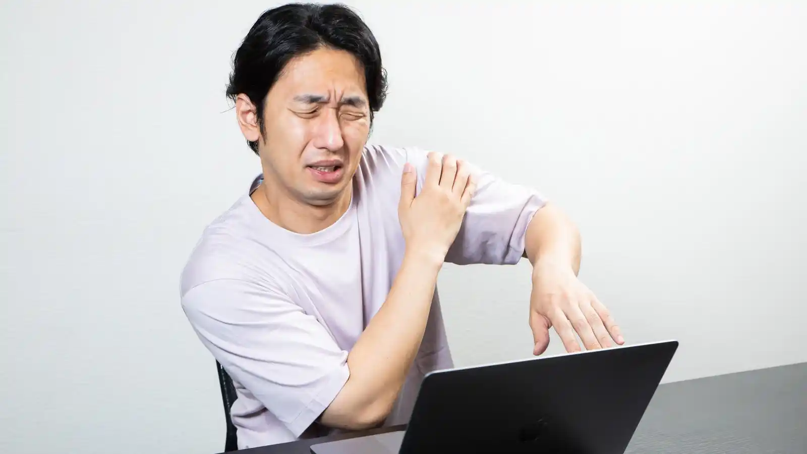 胸郭出口症候群の男性の写真