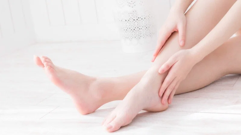 妊娠中の冷えに悩む女性の足の写真