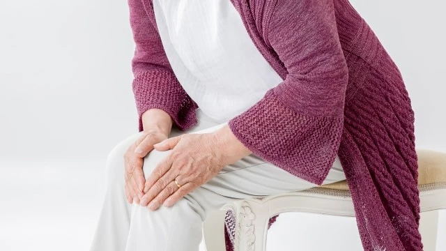 足のむくみ・膝の痛みに悩む女性