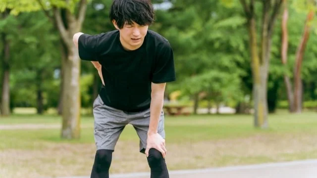 スポーツで膝を痛めた男性の写真