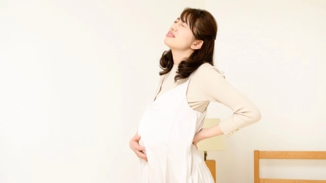 腰痛に悩む妊婦の写真