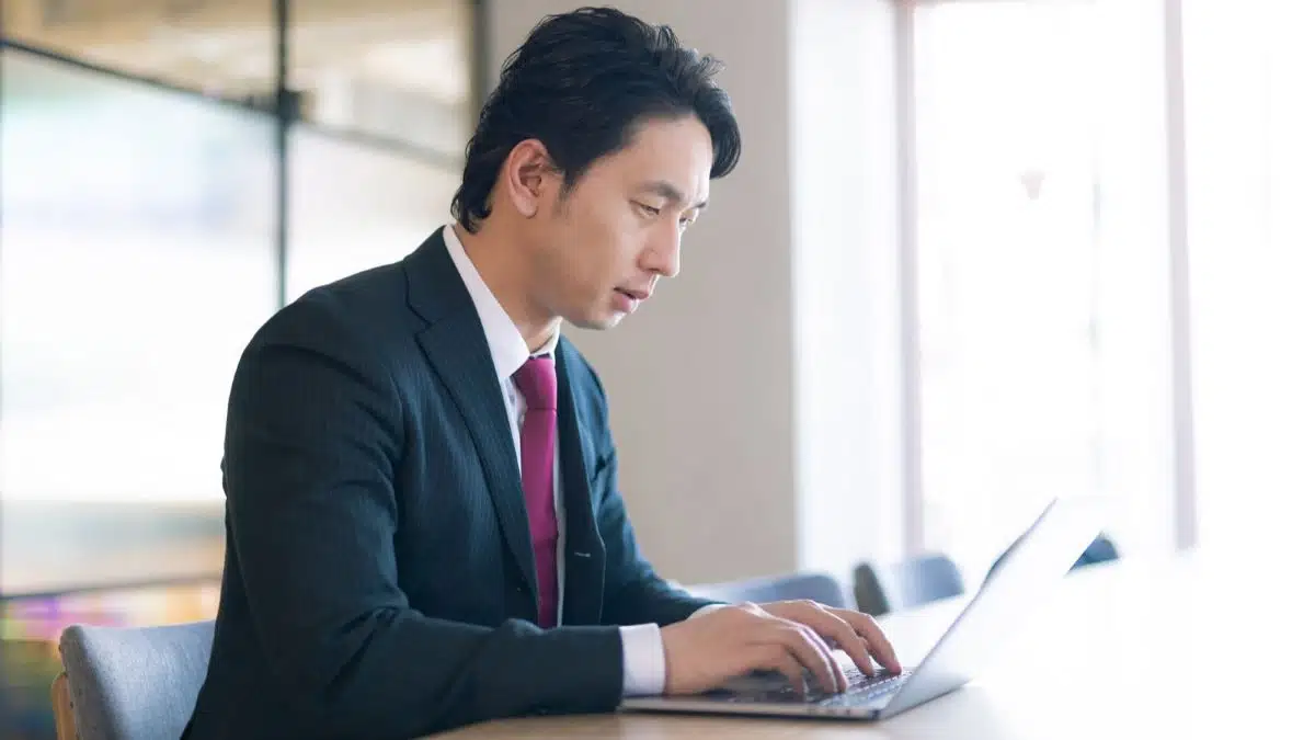 パソコン作業の合間に休憩を