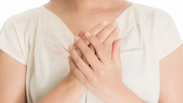 ホルモンバランスが乱れ、動悸がする女性