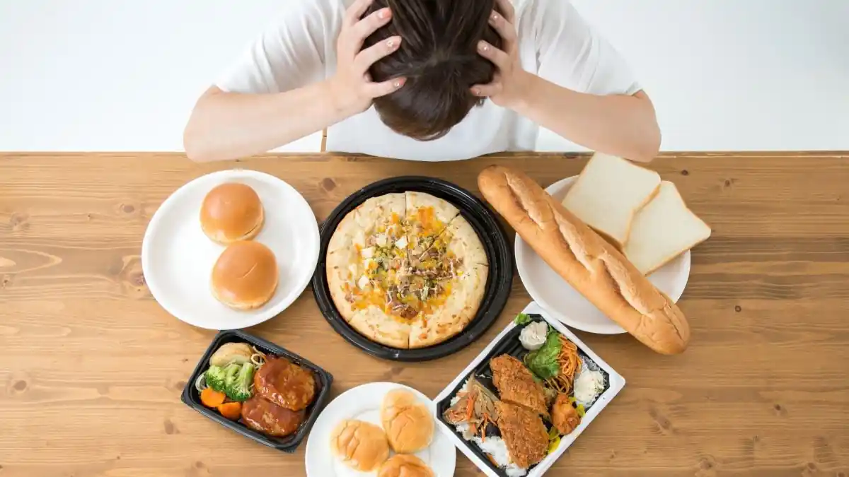 胃もたれしている女性の写真