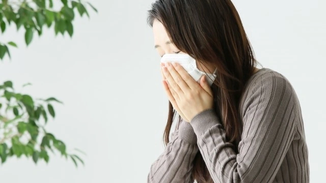 花粉症に悩む女性の写真