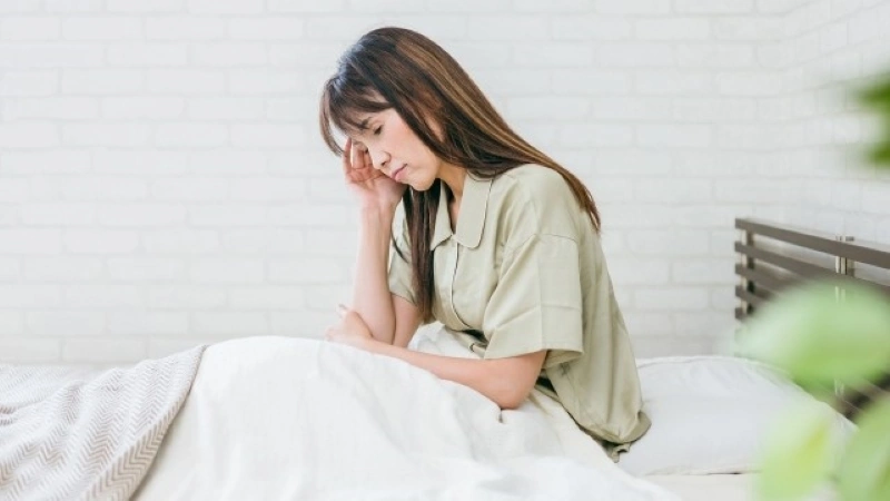 低気圧不調に悩む女性の写真