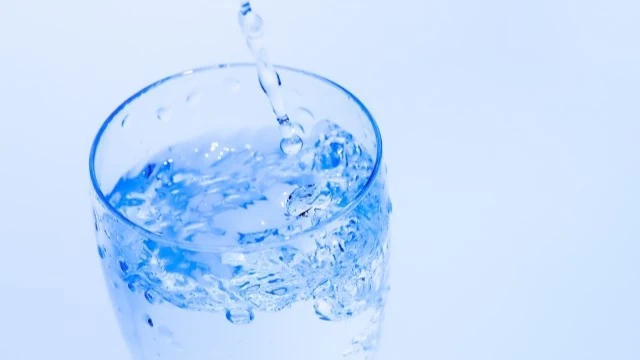 コップに入った水